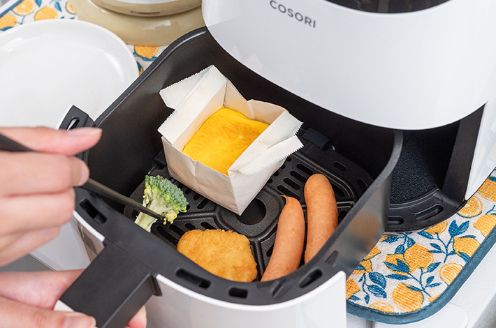 お弁当の具材を加熱している『COSORI LITE 2L ミニノンフライヤー』の写真