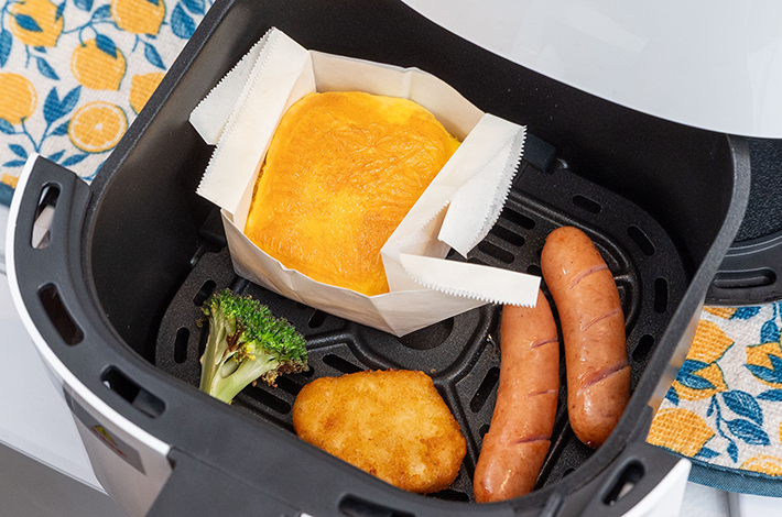 お弁当の具材が入った『COSORI LITE 2L ミニノンフライヤー』の写真