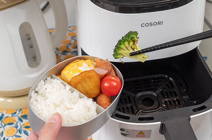 お弁当に詰めている途中のおかずの写真