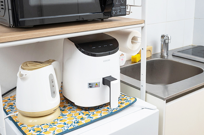 狭いキッチンに置いた『COSORI LITE 2L ミニノンフライヤー』の写真