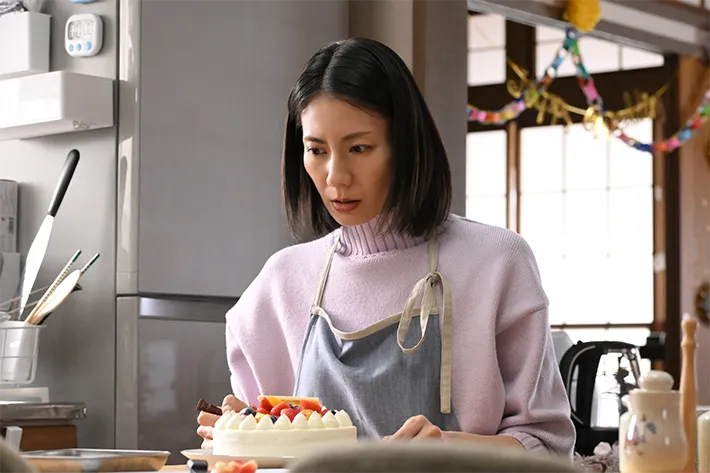 『夫に間違いありません』に出演する松下奈緒さんが写る場面写真