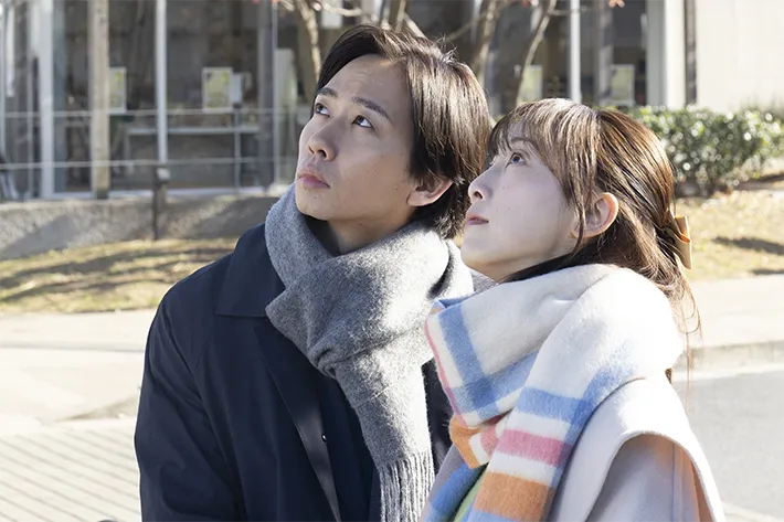 『夫に間違いありません』に出演する中村海人さんと松井玲奈が写る場面写真