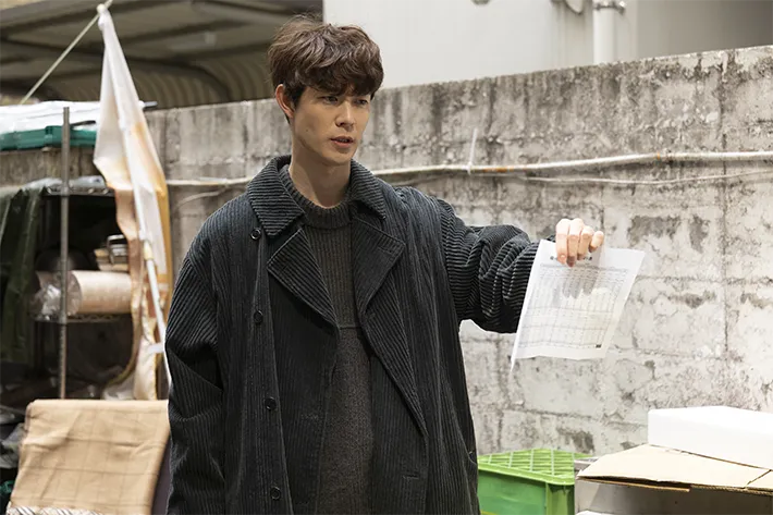 『夫に間違いありません』に出演する宮沢氷魚さんが写る場面写真