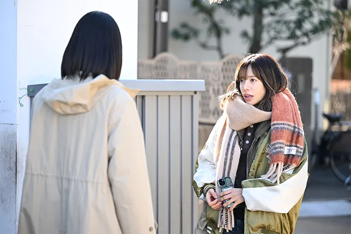 『夫に間違いありません』に出演する松下奈緒さんと桜井ユキさんが写る場面写真