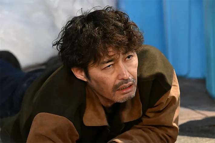 『夫に間違いありません』に出演する安田 顕さんが写る場面写真