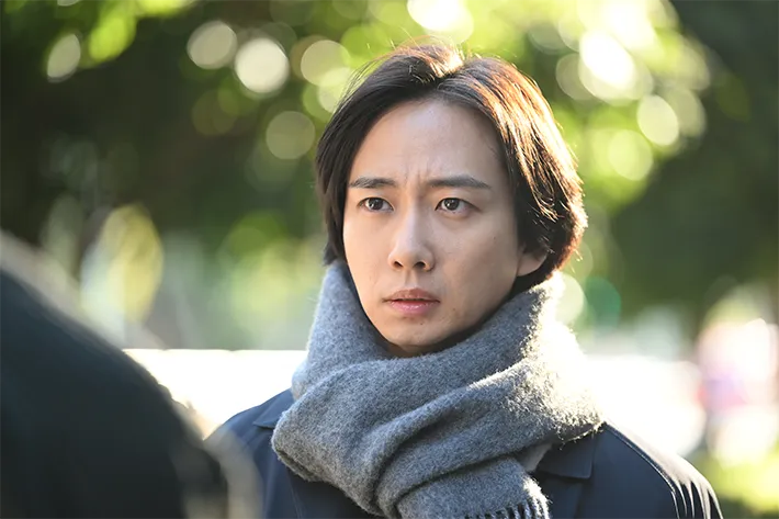 『夫に間違いありません』に出演する中村海人さんが写る場面写真