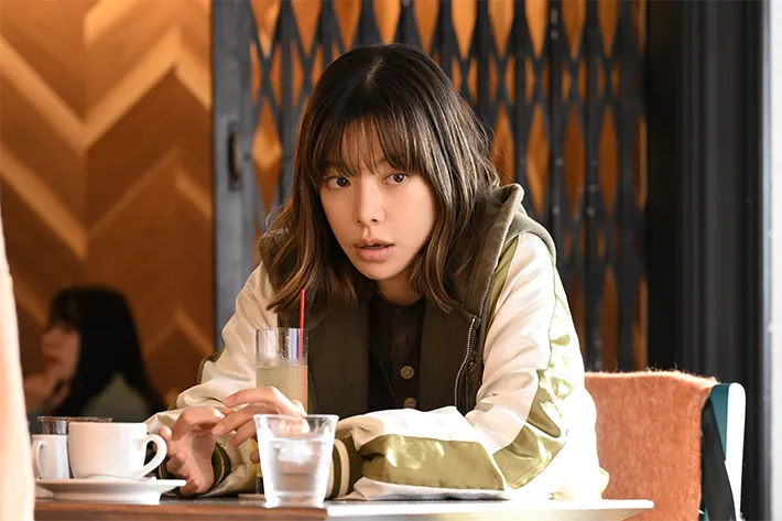 『夫に間違いありません』に出演する桜井ユキさんが写る場面写真