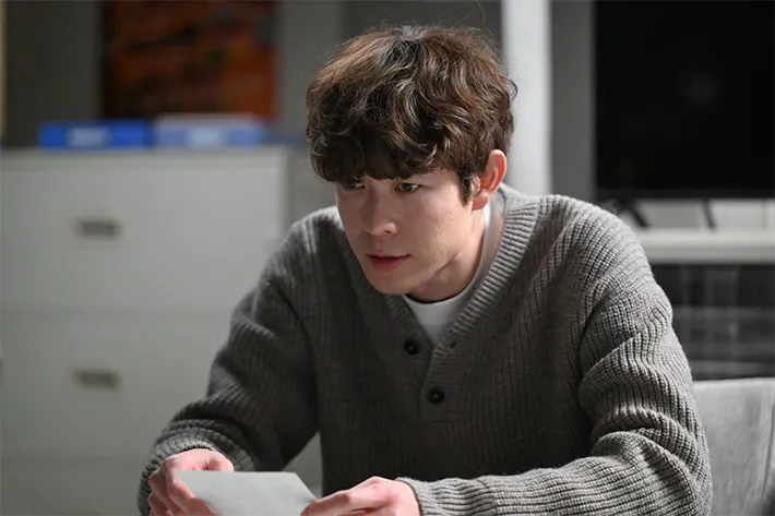 『夫に間違いありません』に出演する宮沢氷魚さんが写る場面写真