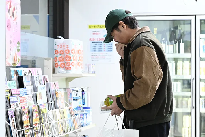 『夫に間違いありません』に出演する安田 顕さんが写る場面写真