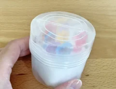 爪楊枝ケースに収納したお弁当用ピックの写真(撮影:grapeライフハック編集部)