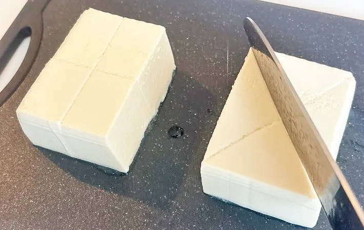 『豆腐を三角にカットする』写真（撮影：キジカク）