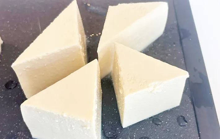 『豆腐を三角にカットした』写真（撮影：キジカク）