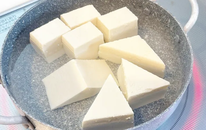 『三角に切った豆腐をゆでる』写真（撮影：キジカク）
