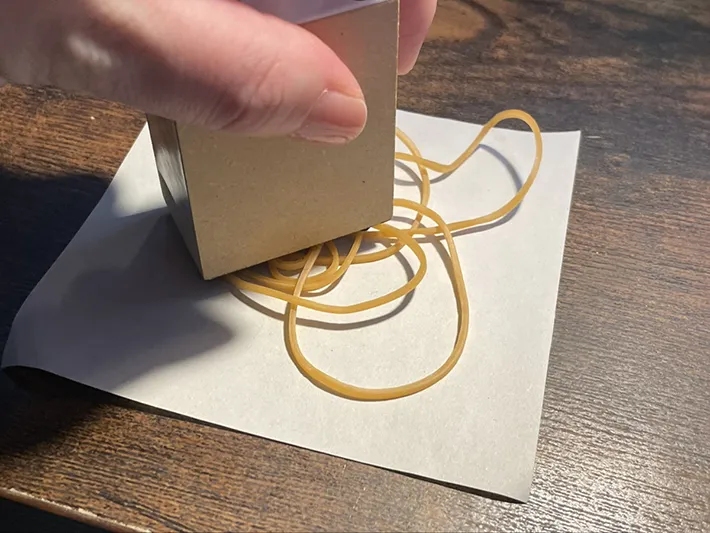 輪ゴムでハンコを掃除する写真（撮影：grapeライフハック編集部）