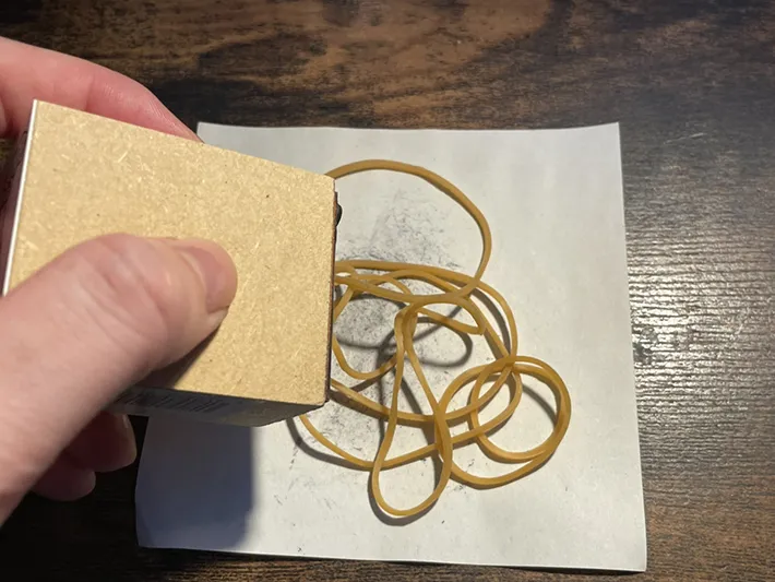 汚れた輪ゴムの写真（撮影：grapeライフハック編集部）