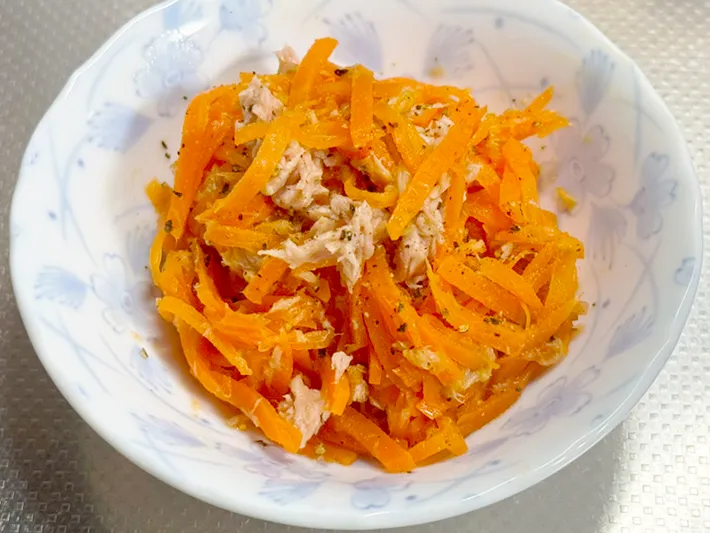 うどんスープで作るキャロットラペのレシピ（撮影：grapeフード編集部）