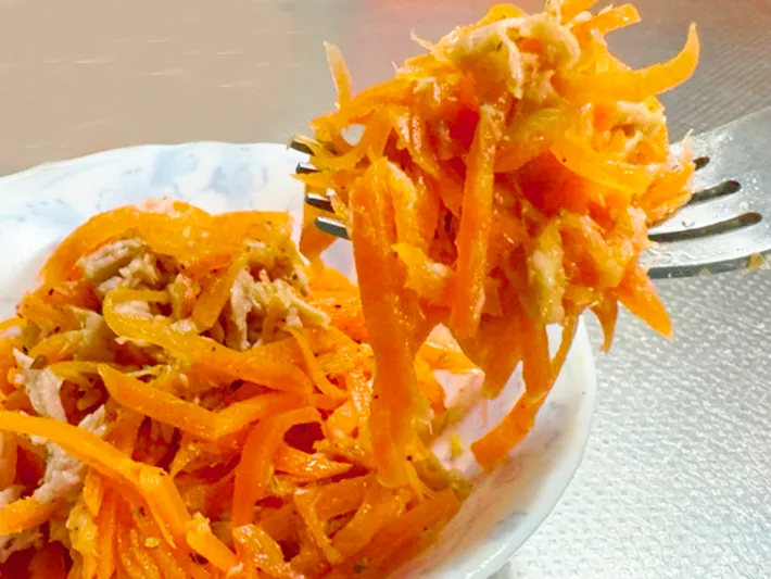 うどんスープで作るキャロットラペのレシピ（撮影：grapeフード編集部）