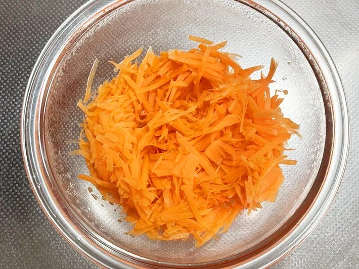 うどんスープで作るキャロットラペのレシピ（撮影：grapeフード編集部）