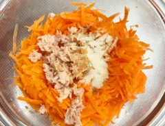 うどんスープで作るキャロットラペのレシピ（撮影：grapeフード編集部）