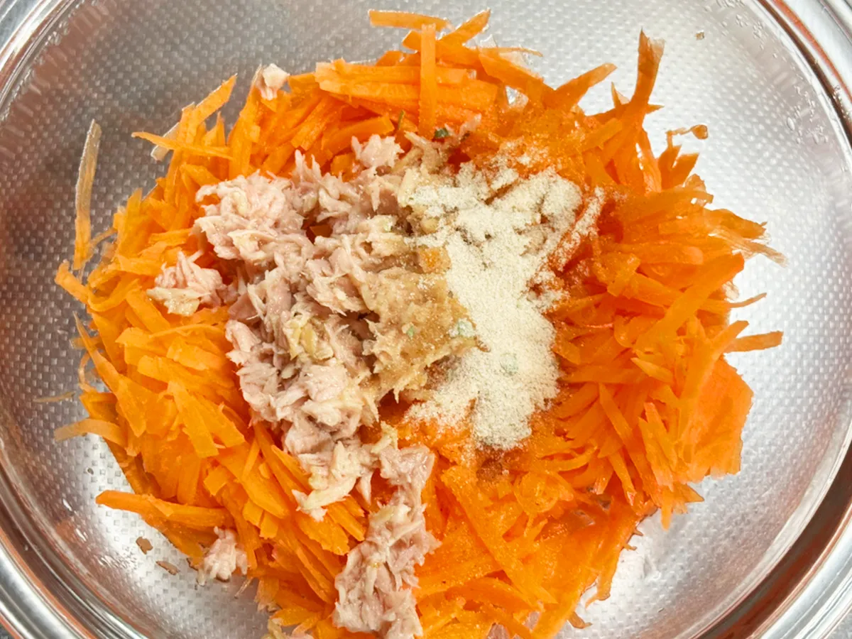 うどんスープで作るキャロットラペのレシピ（撮影：grapeフード編集部）