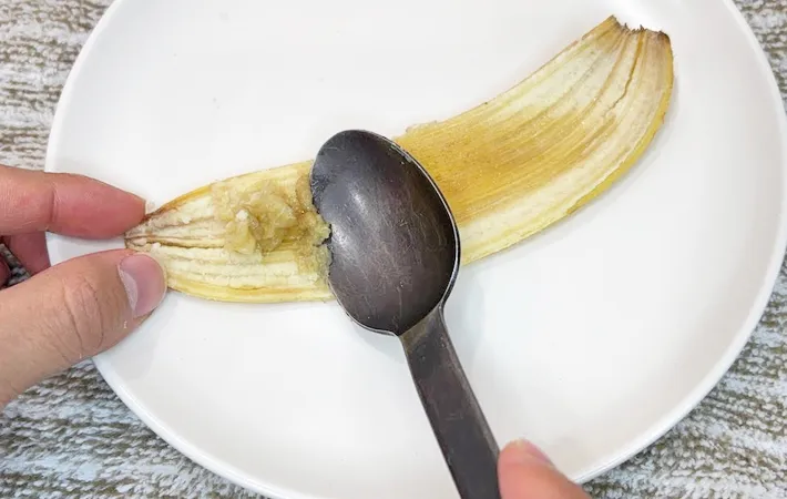『バナナの皮でスプーンを磨く』写真（撮影：キジカク）