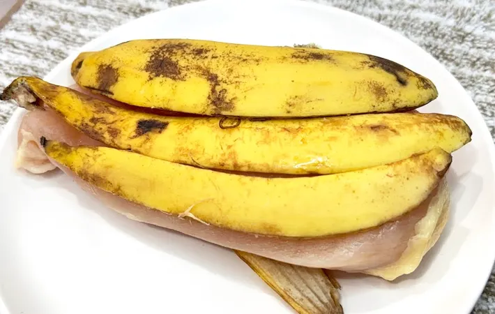 『バナナの皮で肉を挟む』写真（撮影：キジカク）