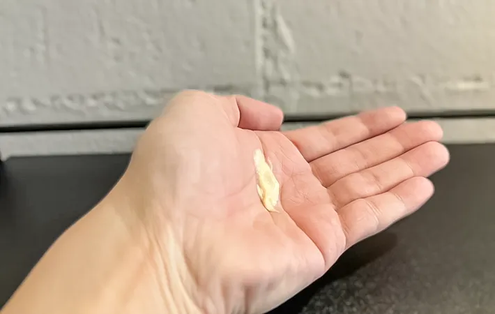 手のひらにのせた『ワックス』の写真