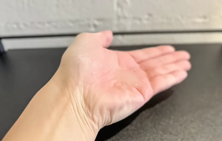 手のひらにのせた『ジェル』の写真