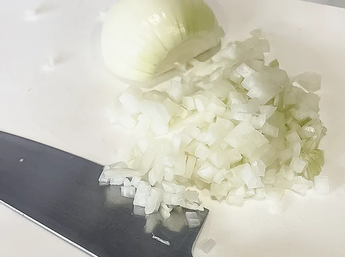 タマネギをみじん切りする写真