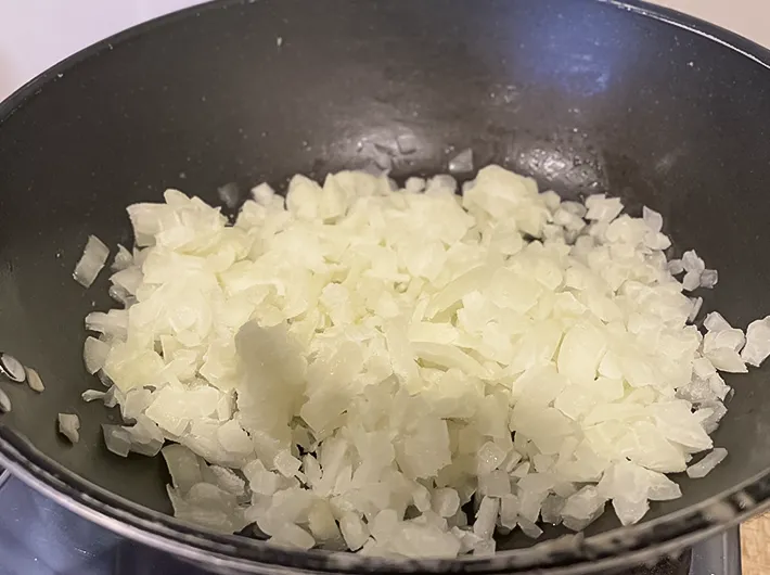 フライパンとタマネギの写真