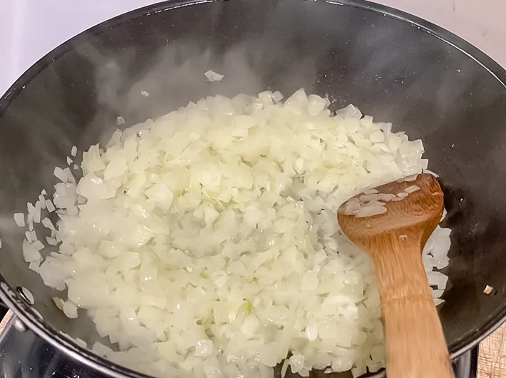 フライパンとタマネギの写真