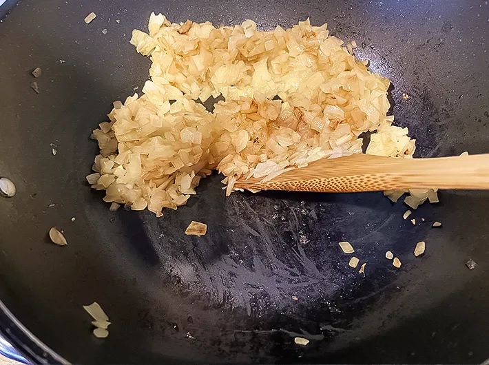 フライパンとタマネギの写真