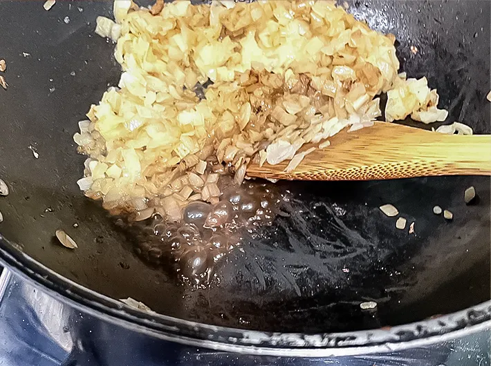 フライパンとタマネギの写真