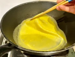 薄焼き卵の作り方（画像提供：沖多恵子）