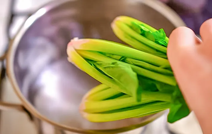 ほうれん草をゆでる写真（撮影：小泉明代）