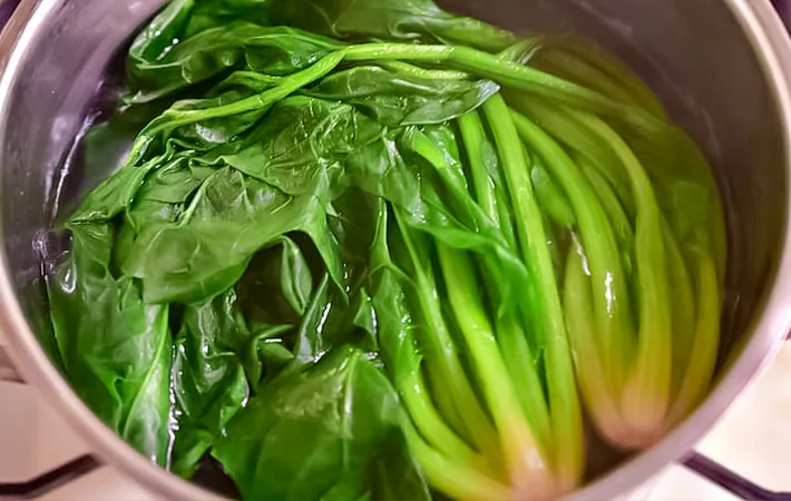 ほうれん草をゆでる写真（撮影：小泉明代）