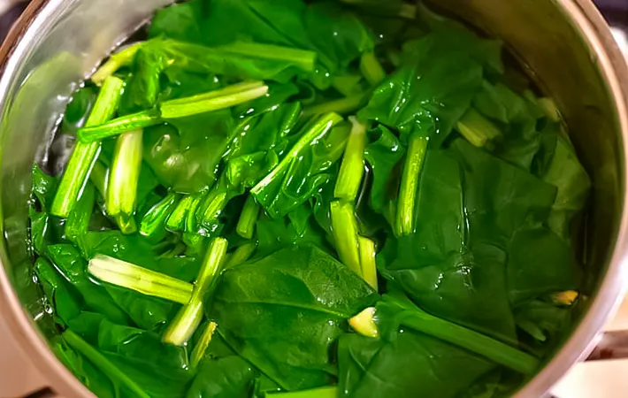 ほうれん草をゆでる写真（撮影：小泉明代）