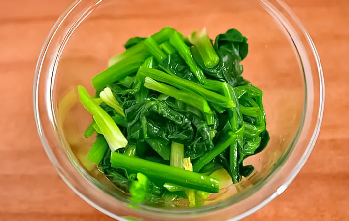 ゆでたほうれん草の写真（撮影：小泉明代）