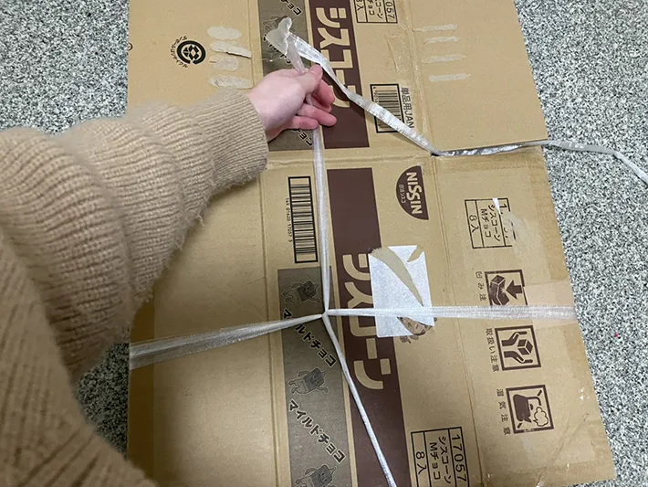 ダンボールを縛る写真（撮影：grapeライフハック編集部）