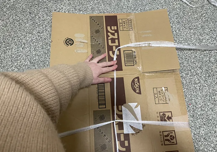 ダンボールを縛る写真（撮影：grapeライフハック編集部）