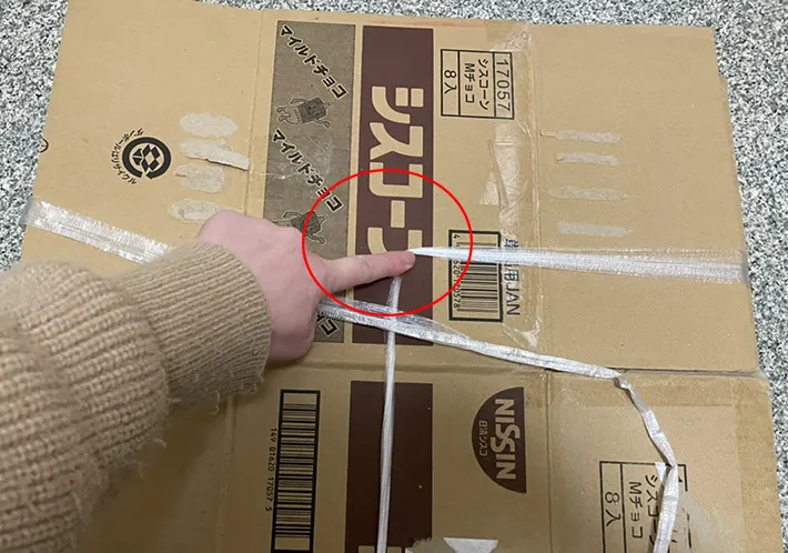 ダンボールを縛る写真（撮影：grapeライフハック編集部）