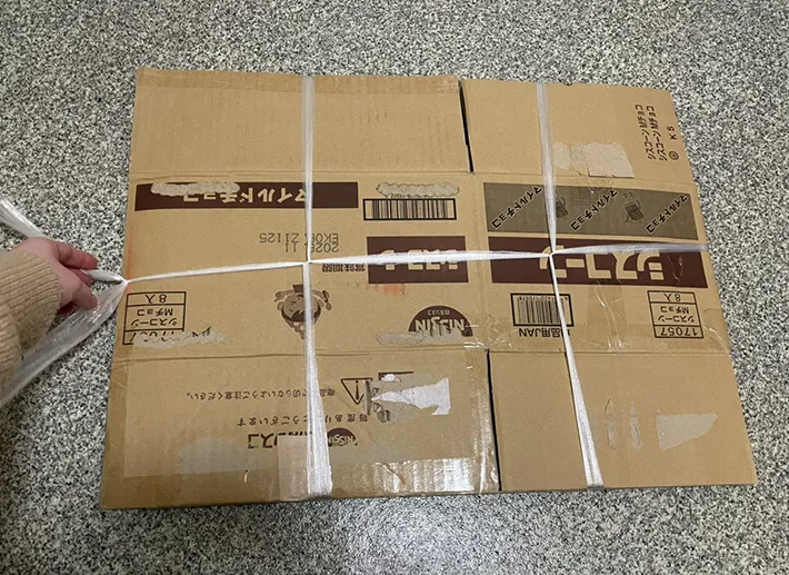 ダンボールを縛る写真（撮影：grapeライフハック編集部）