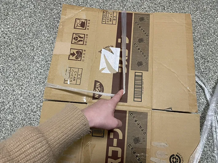 ダンボールを縛る写真（撮影：grapeライフハック編集部）