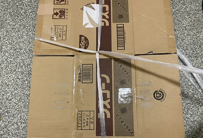 ダンボールを縛る写真（撮影：grapeライフハック編集部）