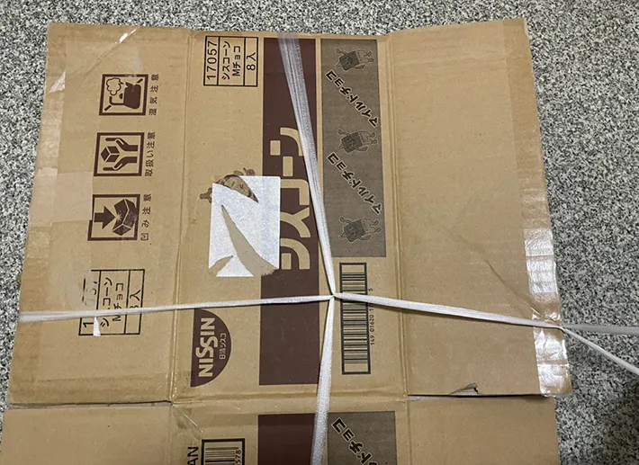 ダンボールを縛る写真（撮影：grapeライフハック編集部）