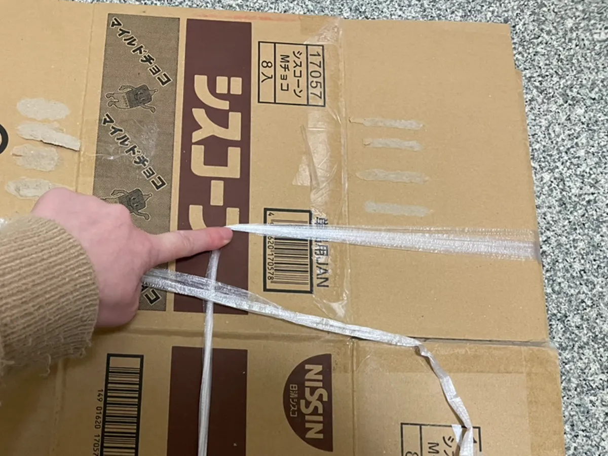 ダンボールを縛る写真（撮影：grapeライフハック編集部）