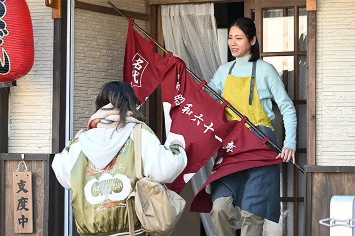 『夫に間違いありません』に出演する松下奈緒さんと桜井ユキさんが写る場面写真