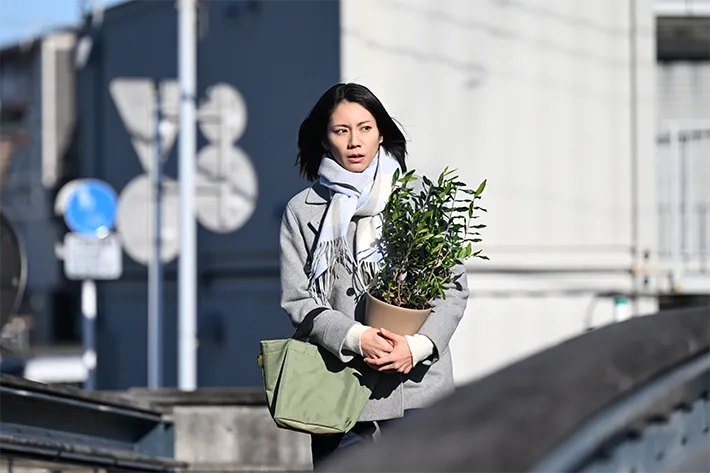 『夫に間違いありません』に出演する松下奈緒さんが写る場面写真