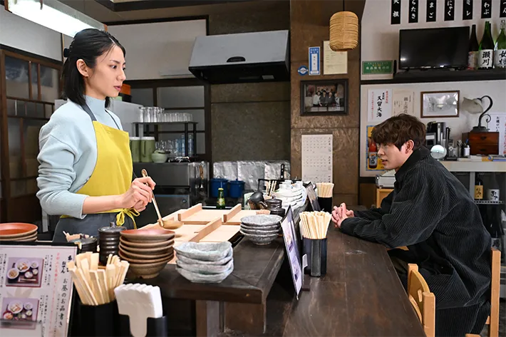 『夫に間違いありません』に出演する松下奈緒さんと宮沢氷魚さんが写る場面写真