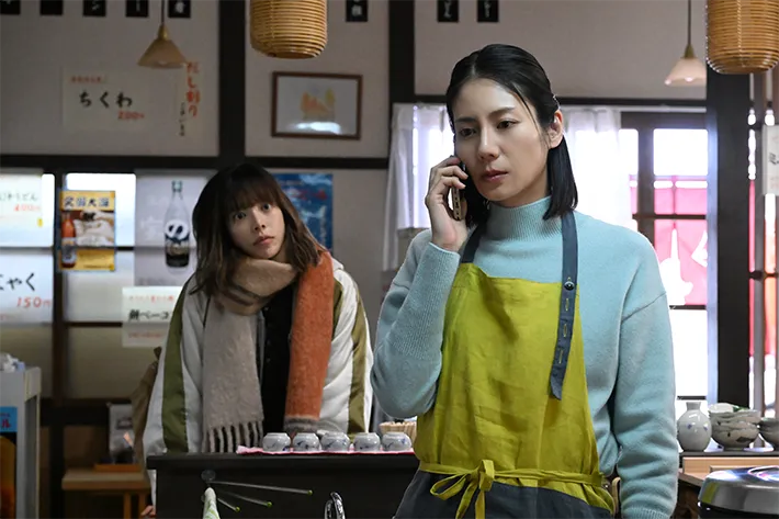 『夫に間違いありません』に出演する松下奈緒さんと桜井ユキさんが写る場面写真